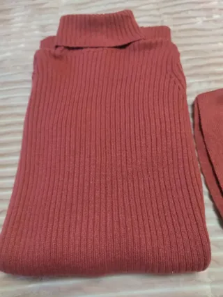 Vestido burdeos cuello alto con cinturón