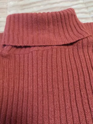 Vestido burdeos cuello alto con cinturón