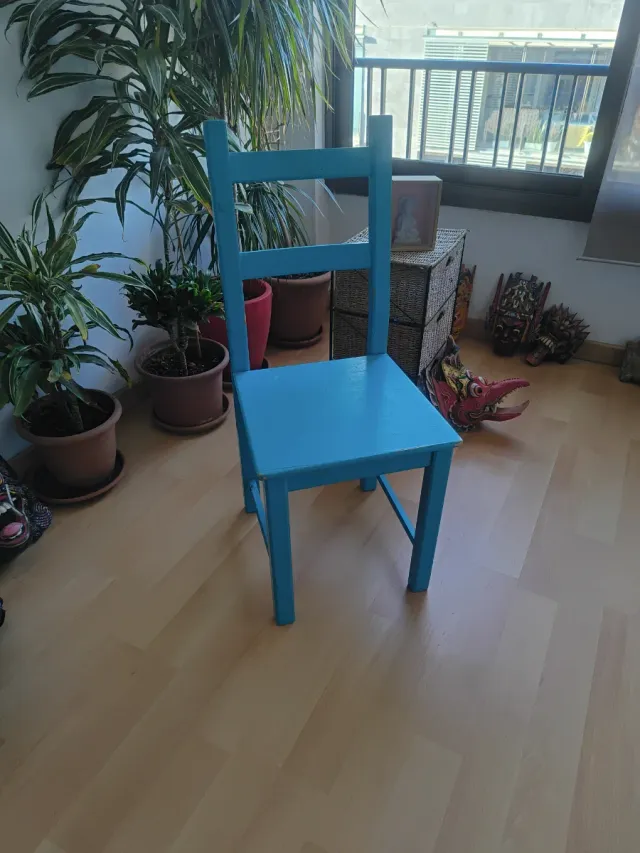 Silla de madera azul