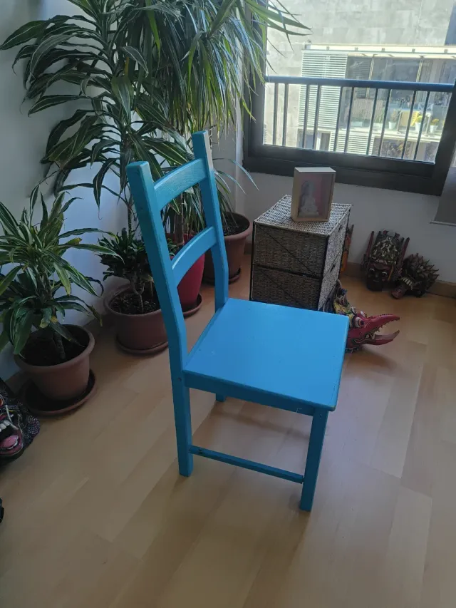 Silla de madera azul