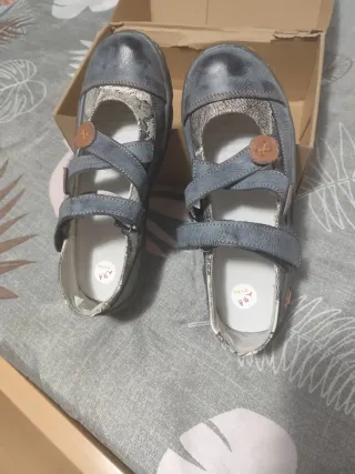 Zapatos planos azules y grises