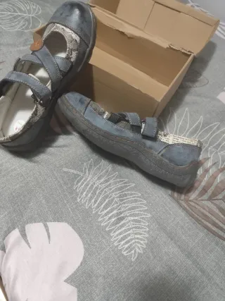 Zapatos planos azules y grises