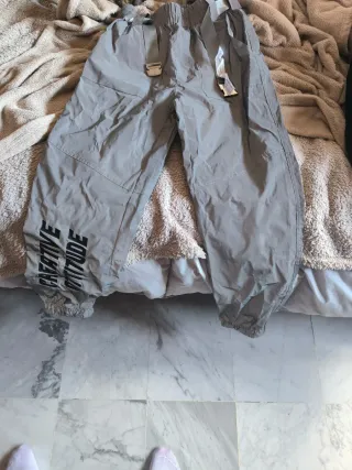 Pantalón Bershka gris cromático