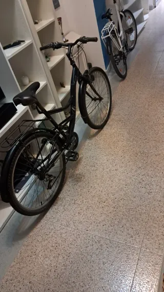 Bicicleta urbana blanca con portabultos