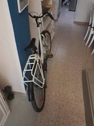 Bicicleta urbana blanca con portabultos