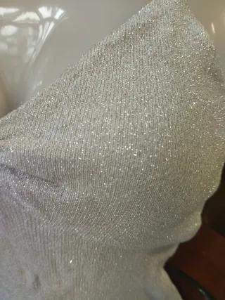 Top plateado brillante con tirantes