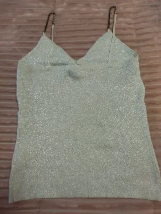 Top plateado brillante con tirantes