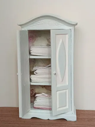 Armadio miniatura per casa delle bambole