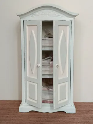 Armadio miniatura per casa delle bambole