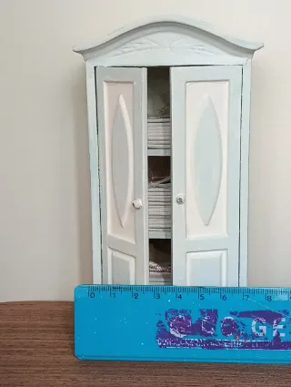 Armadio miniatura per casa delle bambole