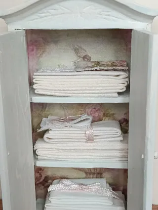 Armadio miniatura per casa delle bambole