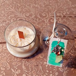 Candela in cera vegetale con decorazioni floreali