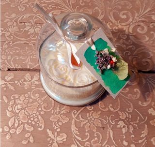 Candela in cera vegetale con decorazioni floreali