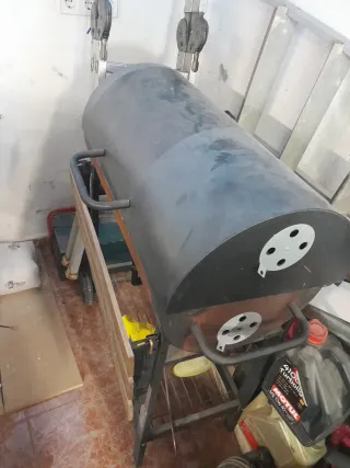 Barbecue in metallo e legno