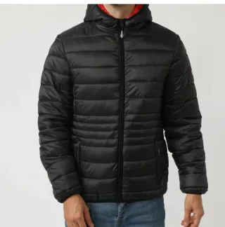 Chaqueta plumífera negra con capucha