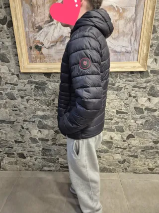 Chaqueta plumífera negra con capucha