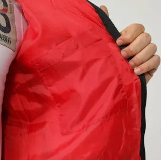 Chaqueta plumífera negra con capucha