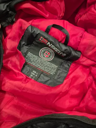 Chaqueta plumífera negra con capucha