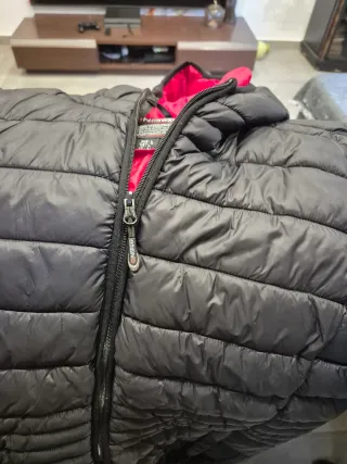 Chaqueta plumífera negra con capucha