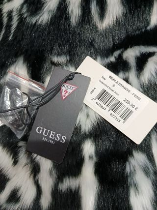 Abrigo Guess estampado letras y corazones