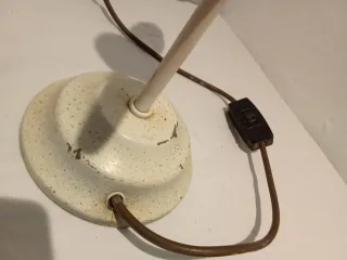 Lámpara de mesa vintage dorada