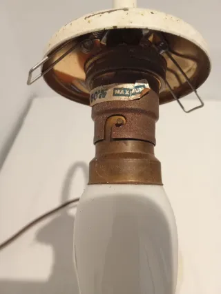 Lámpara de mesa vintage dorada