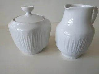 Caraffa e zuccheriera in porcellana fine