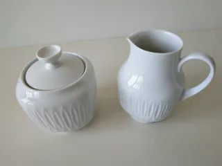 Caraffa e zuccheriera in porcellana fine