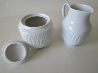 Caraffa e zuccheriera in porcellana fine