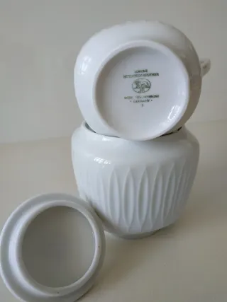 Caraffa e zuccheriera in porcellana fine