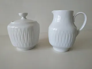 Caraffa e zuccheriera in porcellana fine