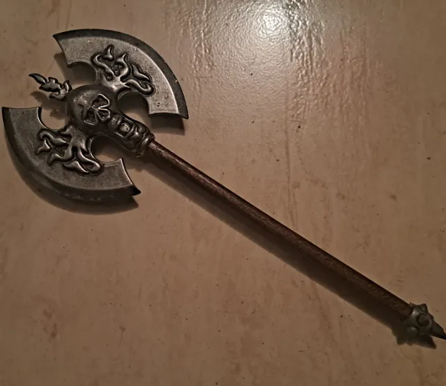 Hacha decorativa calavera y llamas