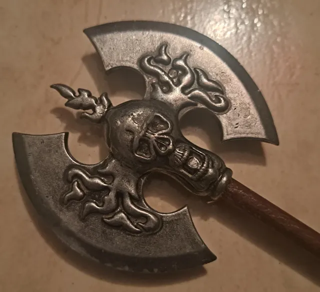 Hacha decorativa calavera y llamas