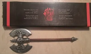 Hacha decorativa calavera y llamas