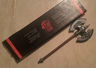 Hacha decorativa calavera y llamas