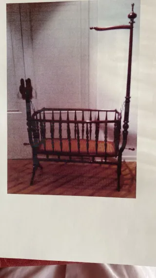 Cuna de bebé de madera oscura