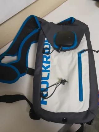 Mochila gris y blanca