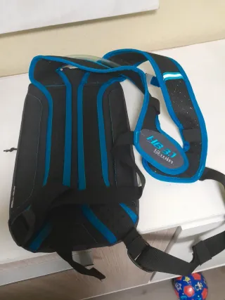 Mochila gris y blanca