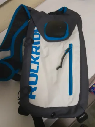 Mochila gris y blanca