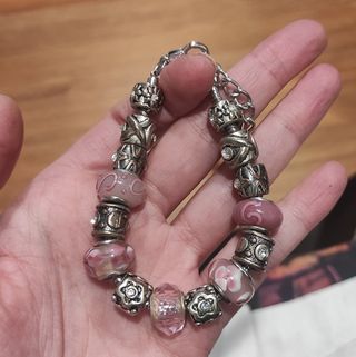 Pulsera con abalorios y charms plateados