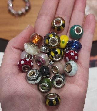 Pulsera con abalorios y charms plateados