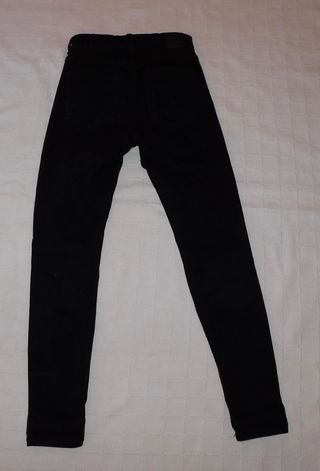 Pantalón vaquero negro con rotos