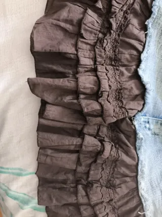 Minifalda vaquera con volantes marrones