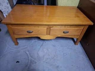 Mesa de centro de madera con cajones