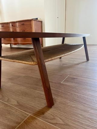 Mesa de centro ovalada de madera de nogal y ratán