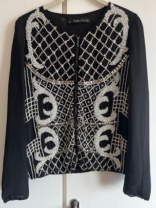 Chaqueta Zara pedrería negra y dorada