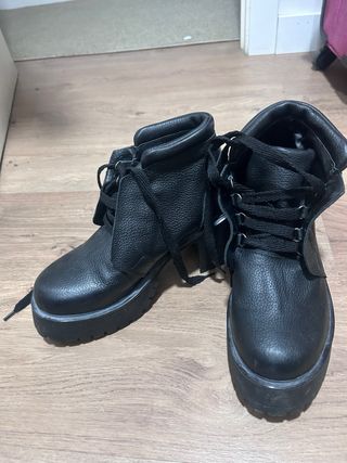 Botines negros con cordones y plataforma