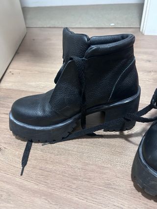 Botines negros con cordones y plataforma