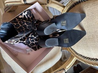 Botas altas Lola Casademunt leopardo y negro