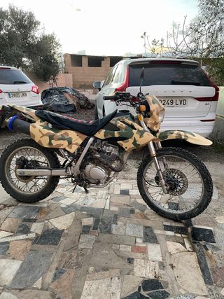 Moto estilo trial/enduro camuflaje